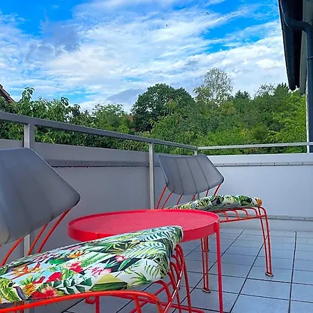 Hotel In Rot, Fraenkisches Design, Balkon In Nur 50 Schritten Zum Radweg, Ideal For Long Stay, Relocation Margetshöchheim