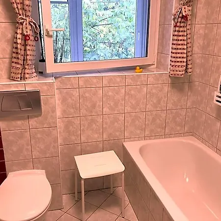 In Rot, Fraenkisches Design, Balkon In Nur 50 Schritten Zum Radweg, Ideal For Long Stay, Relocation