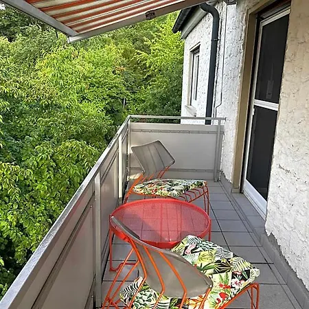 In Rot, Fraenkisches Design, Balkon In Nur 50 Schritten Zum Radweg, Ideal For Long Stay, Relocation 3*