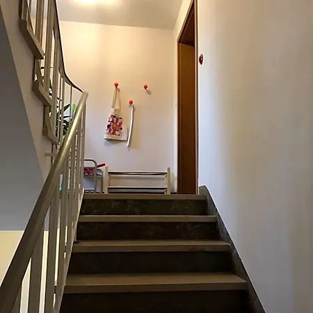 In Rot, Fraenkisches Design, Balkon In Nur 50 Schritten Zum Radweg, Ideal For Long Stay, Relocation 3* Margetshöchheim