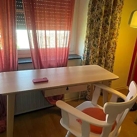 In Rot, Fraenkisches Design, Balkon In Nur 50 Schritten Zum Radweg, Ideal For Long Stay, Relocation 3*